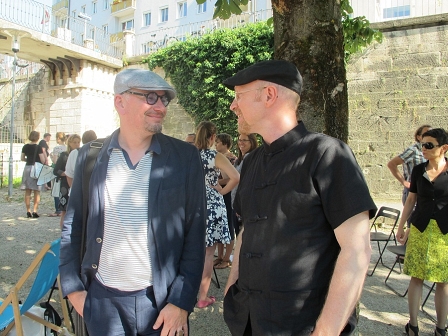 Klaus Nüchtern und Burkhard Spinnen im Lendhafen in Klagenfurt: Sie teilen die Vorliebe für die selbe Kopfbedeckung - für Mützen.